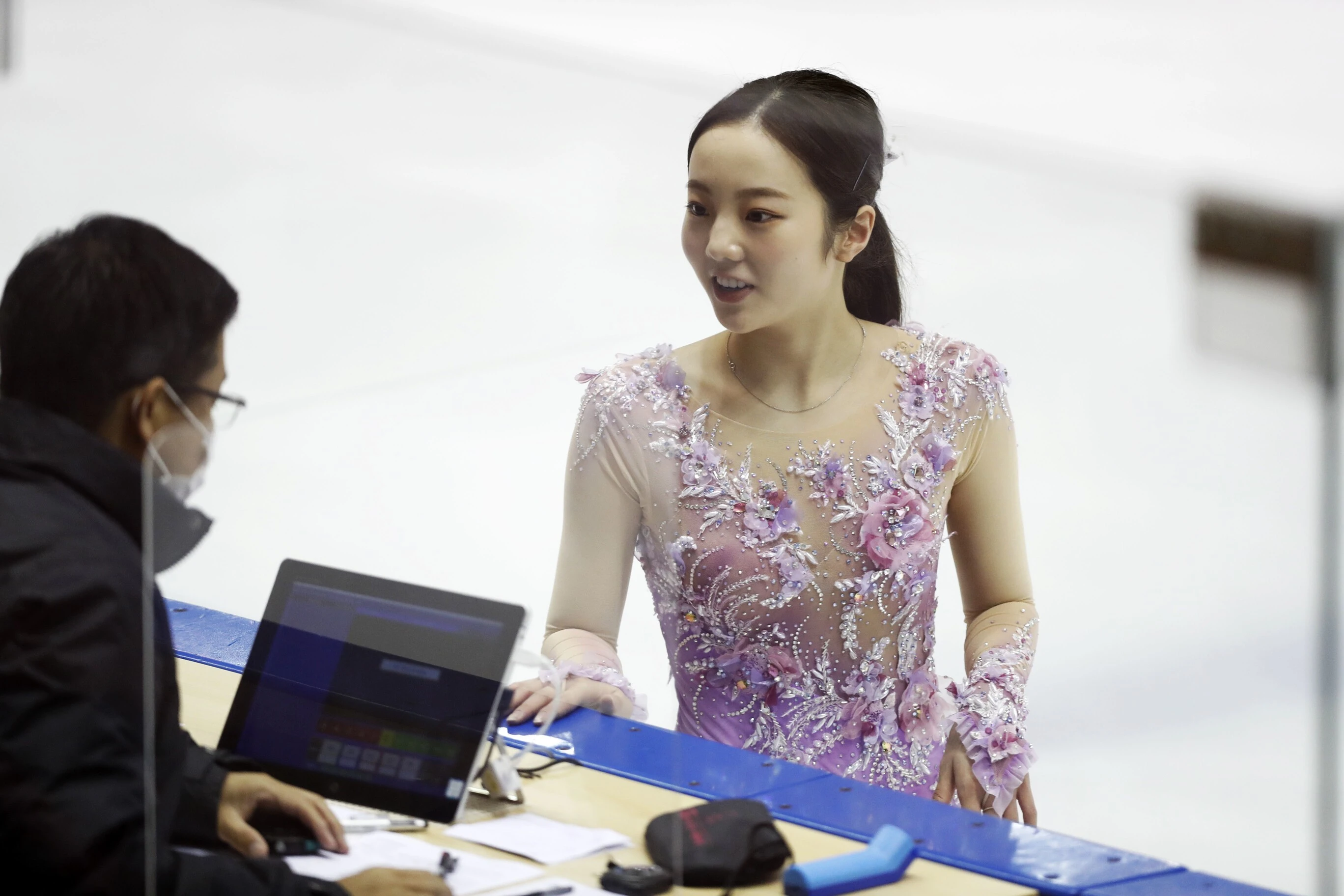 曲違いのハプニングがあり、審判席へ行く本田真凜photo by Fujita Takao