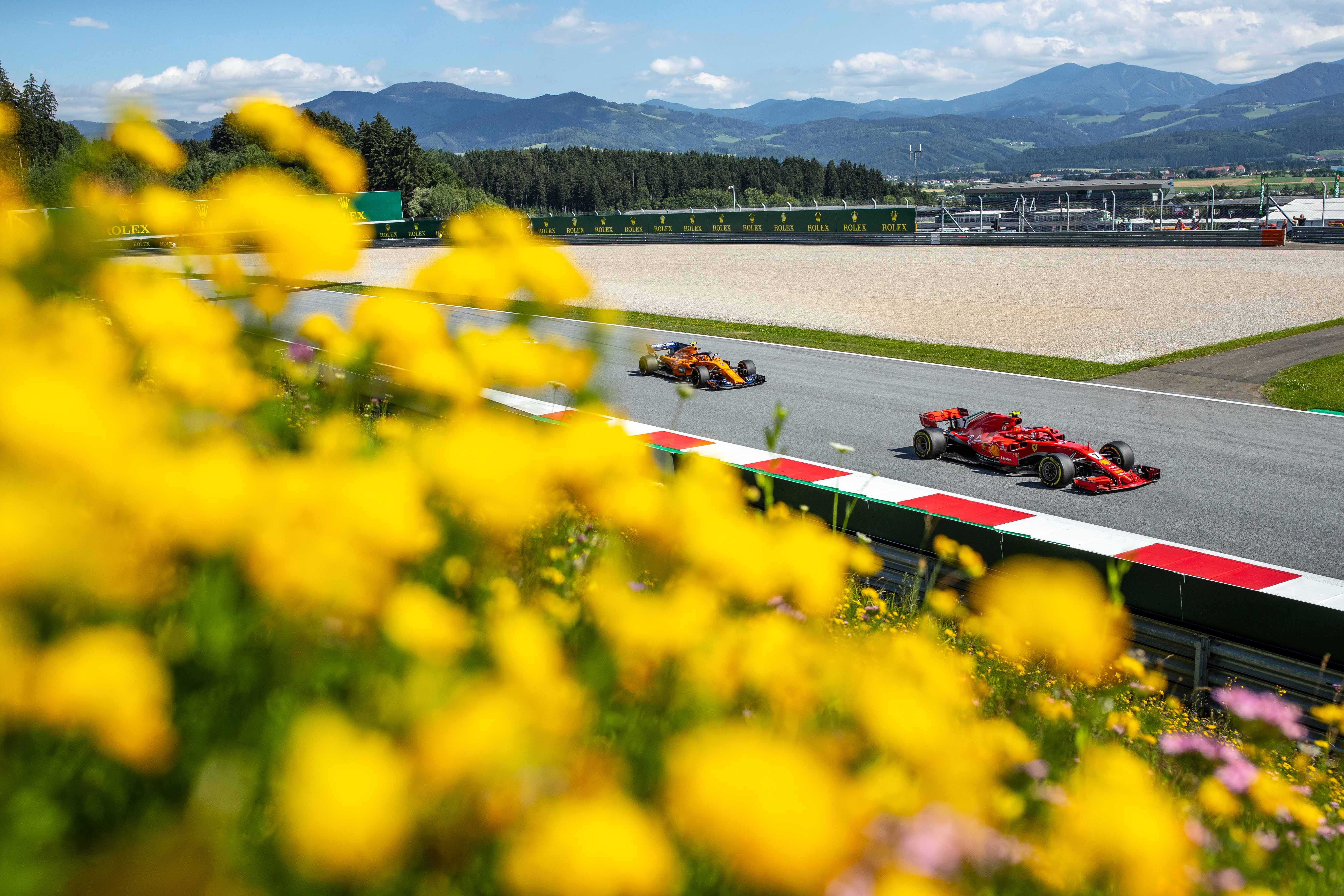 2018年オーストリアGP　今季開幕戦の舞台となったレッドブルリンクは丘陵地にあり、アップダウンがあるサーキット。コースサイドに花がたくさん咲いて、すごく美しい風景の中をF1マシンが走っていきます。レッドブル・ホンダのマックス・フェルスタッペンが過去２連勝しており、今年も期待していましたが、今年の開幕戦は残念でしたね（マシントラブルによりリタイア）。（熱田護・撮影）
