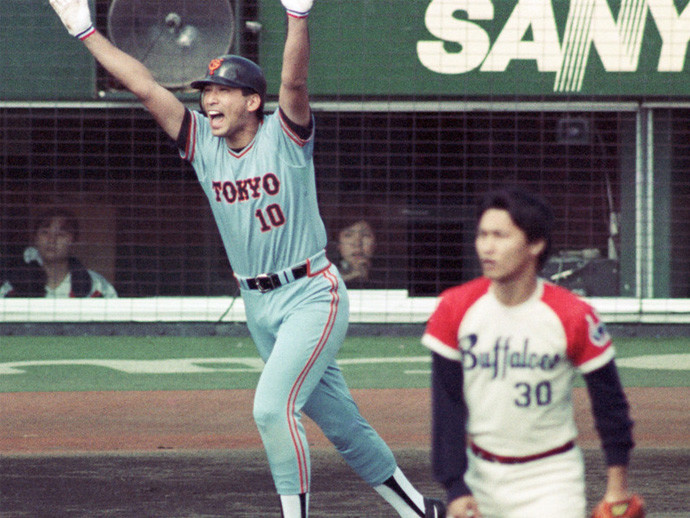 1989年の日本シリーズ第７戦、近鉄の先発・加藤哲郎から本塁打を放った巨人の駒田徳広phoho by Sankei Visual記事を読む＞なんであんなことを言ったのか。プロ野球の歴史に残る「口撃」の数々