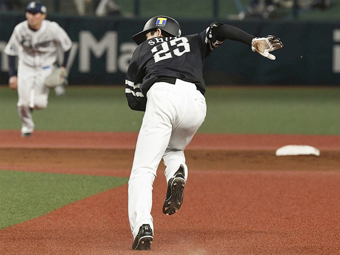 13試合連続盗塁の世界記録を更新したソフトバンク周東佑京photo by Kyodo News記事を読む＞周東右京「バッティングを捨てたくない」。世界記録達成まで苦しんでいたこと