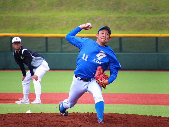 最速151キロを誇る七十七銀行の和田凌芽photo by Takagi Yu記事を読む＞銀行員かプロ野球選手か。運命のドラフトを待つ大型151キロ右腕