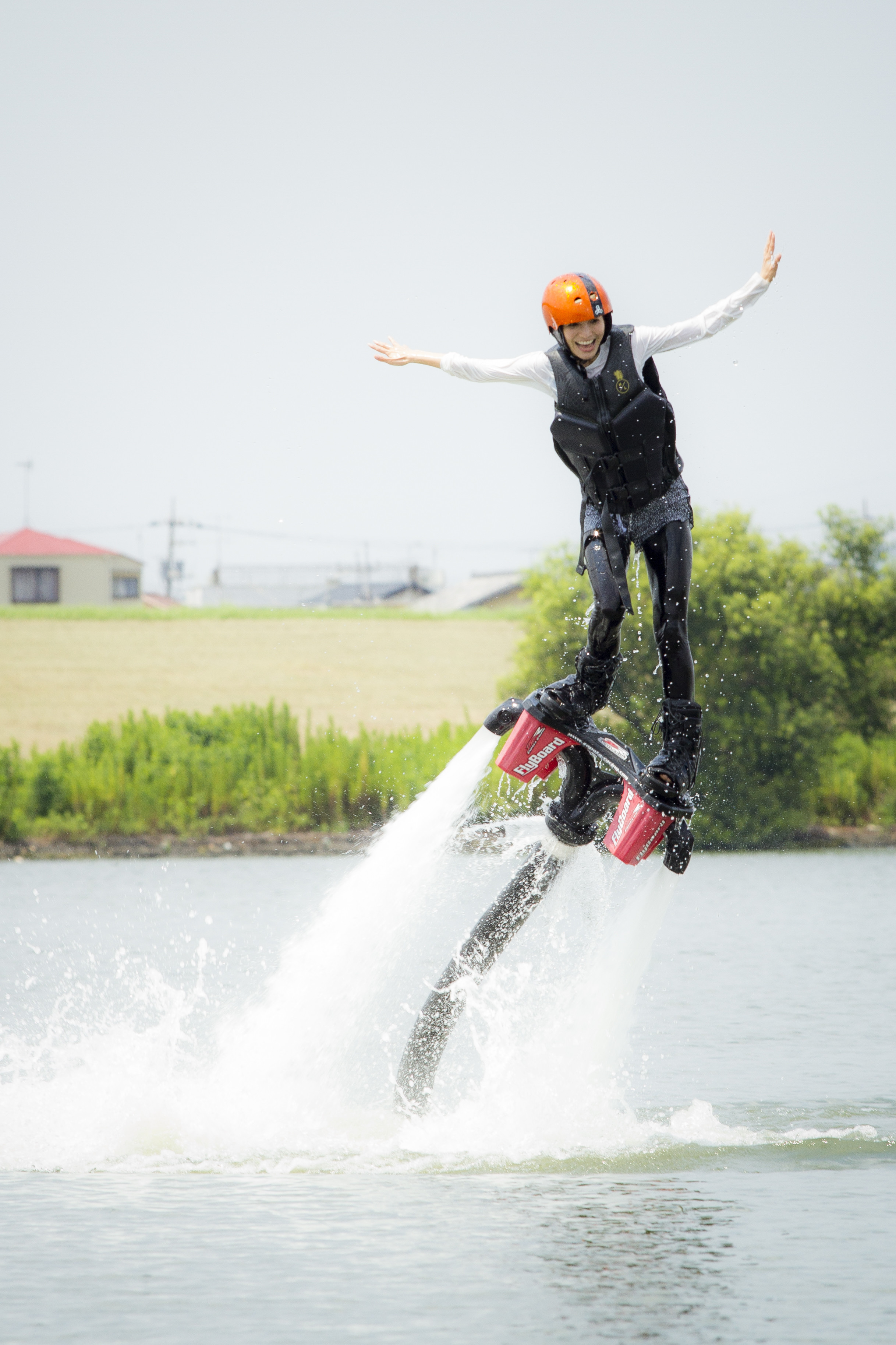 ほのか、フライボードに挑戦　photo by Sano Takashi記事を読む＞ほのか、ついに空を舞う！