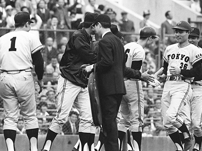 1971年の日本シリーズ・阪急戦で本塁打を打った柳田（36番）を柴田、土井、王らが迎える時事フォト記事を読む＞「野球やめるしかないな」。王貞治はスランプの柳田真宏に冷たく言った