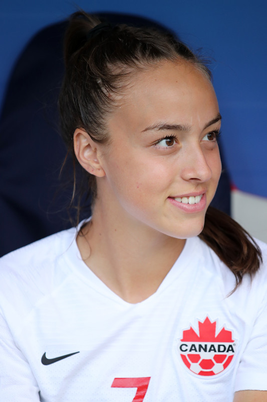 ジュリア・グロッソ／カナダ（2000年８月29日生まれ）MFphoto by Getty Images記事を読む＞東京五輪での美しい輝きに期待！　華麗なる女子サッカープレーヤー８人