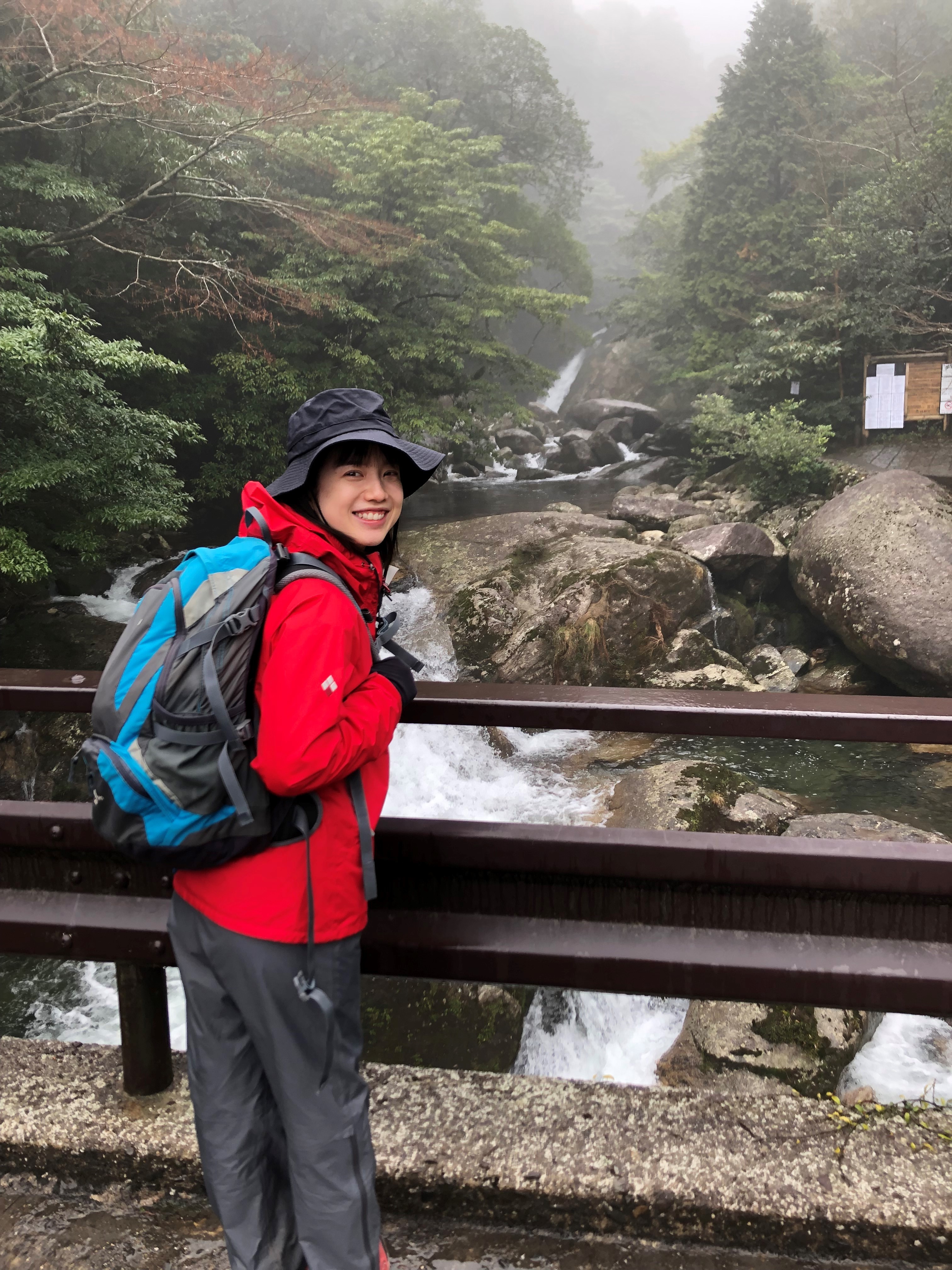 屋久島でハイキングするテレビ朝日アナウンサーの弘中綾香さん（写真＝本人提供）