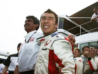 佐藤琢磨 さとう・たくま1977年1月28日生まれ。東京都出身。ホンダの育成ドライバーとしてF1ドライバーの登竜門とされるイギリスF3で日本人初のチャンピオンを獲得し、マカオGPも制する。2002年にジョーダンからデビューし、B・A・R、スーパーアグリで活躍。04年のアメリカGPで3位表彰台を獲得。その後、10年からアメリカのインディカーに参戦し、17年と20年に2度、インディ500を制した。桜井淳雄●撮影 photo by Sakurai Atsuo