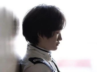 角田裕毅 つのだ・ゆうき 2000年5月11日生まれ。神奈川県出身。4歳からレーシングカートを始め、17年からはFIA-F4選手権に参戦。翌年にはFIA-F4のタイトルを獲得する。19年にはホンダとレットブルの育成プロジェクトのサポートを受け、ヨーロッパに渡り、FIA F3に参戦。翌年にはF1直下のFIA F2にステップアップ。デビューシーズンに3勝し、ランキング3位。アルファタウリのドライバーに抜擢され、21年の開幕戦バーレーンでF1デビューを果たす。熱田 護●撮影 photo by Atsuta Mamoru