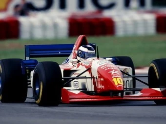 井上隆智穂 いのうえ・たかちほ 1963年9月5日生まれ。兵庫県出身。国内でF3を戦った後、ヨーロッパに渡り、国際F3000に参戦。それまでの日本人F1ドライバーと異なり、メーカーのサポートを受けていなかったが、自力で資金を集め、94年の日本GPには新興のシムテックからF1デビューを果たす。翌年にはアロウズからフル参戦するが、入賞はなかった。現在はモナコに在住し、ビジネスのかドライバーのマネージメントに携わっている。熱田 護●撮影 photo by Atsuta Mamoru