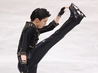 4月15日、国別対抗戦男子SPで『レット・ミー・エンターテイン・ユー』を演じる羽生結弦photo by Takahashi Manabu「羽生結弦2021-2022フィギュアスケートシーズンカレンダー」【予約受付中】卓上版はこちら>>壁掛け版はこちら>>