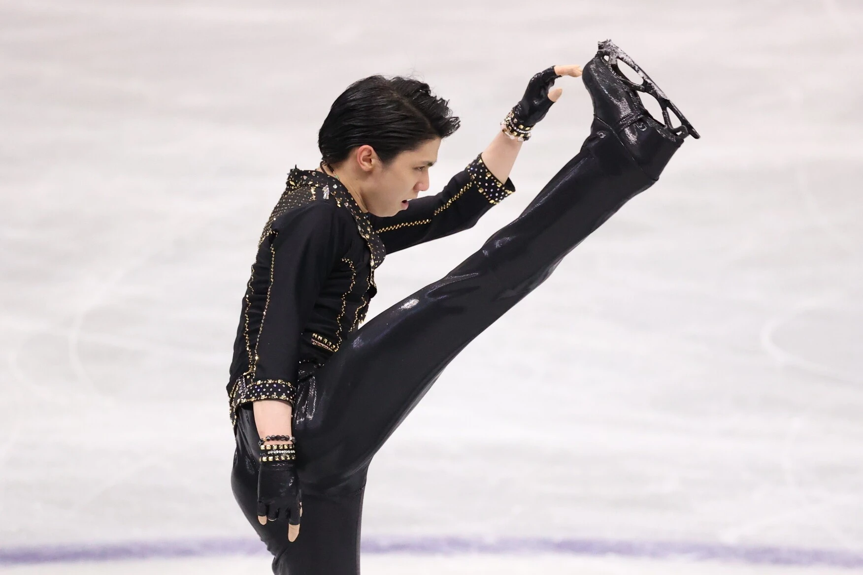 4月15日、国別対抗戦男子SPで『レット・ミー・エンターテイン・ユー』を演じる羽生結弦photo by Takahashi Manabu「羽生結弦2021-2022フィギュアスケートシーズンカレンダー」【予約受付中】卓上版はこちら>>壁掛け版はこちら>>