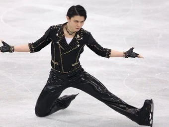 4月15日、国別対抗戦男子SPで『レット・ミー・エンターテイン・ユー』を演じる羽生結弦photo by Takahashi Manabu「羽生結弦2021-2022フィギュアスケートシーズンカレンダー」【予約受付中】卓上版はこちら>>壁掛け版はこちら>>