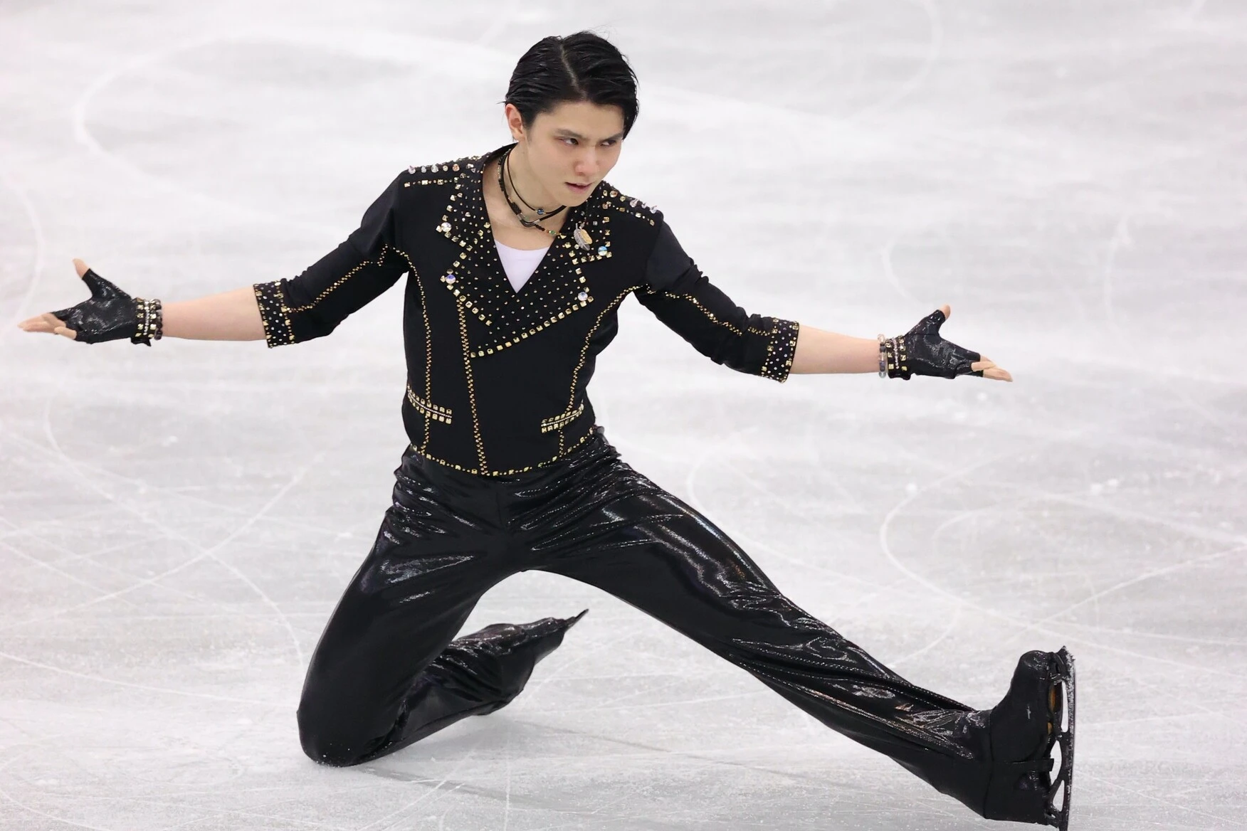 4月15日、国別対抗戦男子SPで『レット・ミー・エンターテイン・ユー』を演じる羽生結弦photo by Takahashi Manabu「羽生結弦2021-2022フィギュアスケートシーズンカレンダー」【予約受付中】卓上版はこちら>>壁掛け版はこちら>>