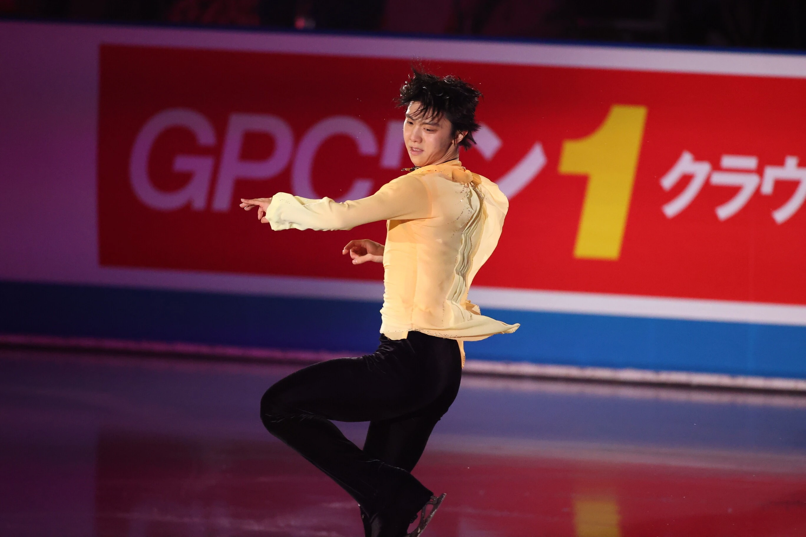 国別対抗戦エキシビションで『レット・ミー・エンターテイン・ユー』を演じる羽生結弦photo by Takahashi Manabu「Passion on Ice」日本フィギュアスケートシーズン総集編 好評発売中表紙は羽生結弦! 詳しくはこちら>>