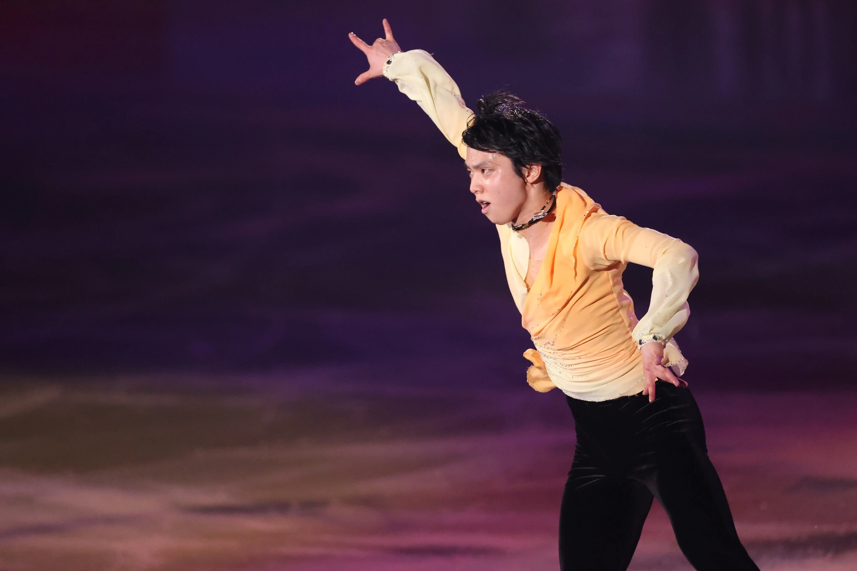 国別対抗戦エキシビションで『レット・ミー・エンターテイン・ユー』を演じる羽生結弦photo by Takahashi Manabu「Passion on Ice」日本フィギュアスケートシーズン総集編 好評発売中表紙は羽生結弦! 詳しくはこちら>>