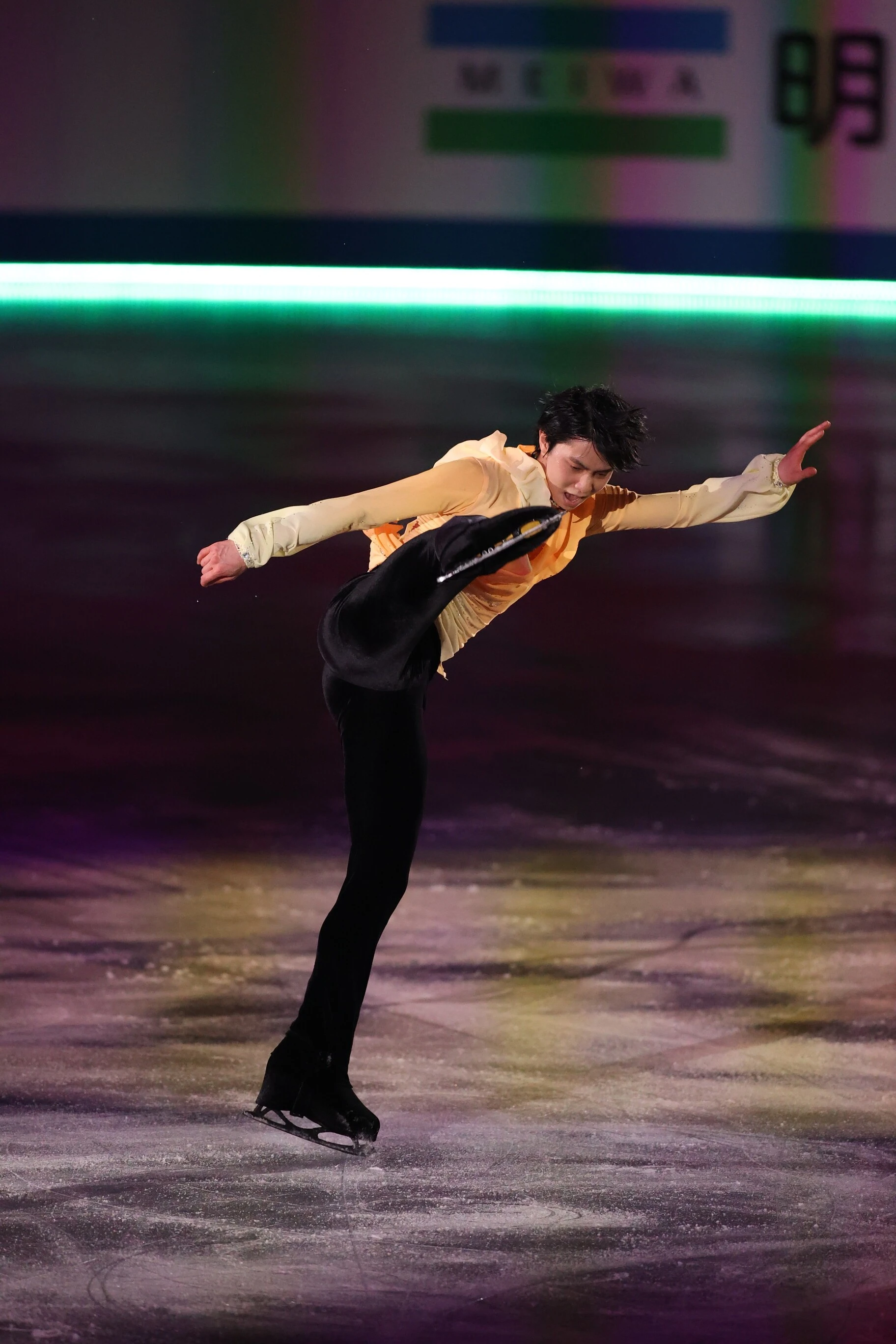 国別対抗戦エキシビションで『レット・ミー・エンターテイン・ユー』を演じる羽生結弦photo by Takahashi Manabu「Passion on Ice」日本フィギュアスケートシーズン総集編 好評発売中表紙は羽生結弦! 詳しくはこちら>>