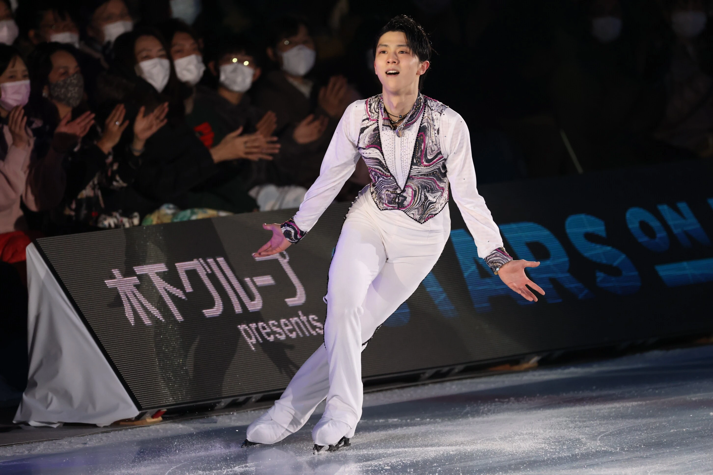 「スターズ・オン・アイス」八戸公演に出演した羽生結弦photo by Sakamoto Kiyoshi「羽生結弦2021-2022フィギュアスケートシーズンカレンダー」【予約受付中】卓上版はこちら>>壁掛け版はこちら>>