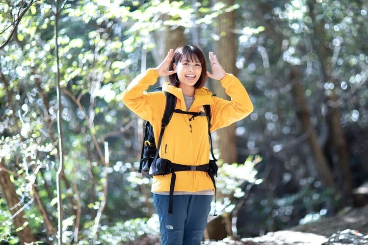 『かほの登山日記』でおなじみの山のポーズを取るかほさんphoto by Kato Shotaro