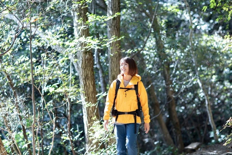 高尾山の登山道を歩くかほさんphoto by Kato Shotaro