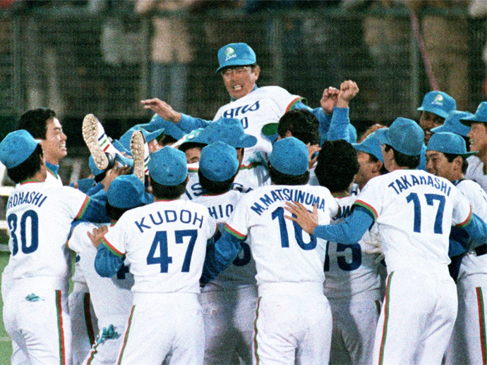 1983年、巨人を下し西武を日本一に導き、胴上げされる廣岡氏 photo by Kyodo News記事を読む＞第６回 廣岡達朗が巨人とソフトバンクの差を熱弁「誰がチームの中心なのか」