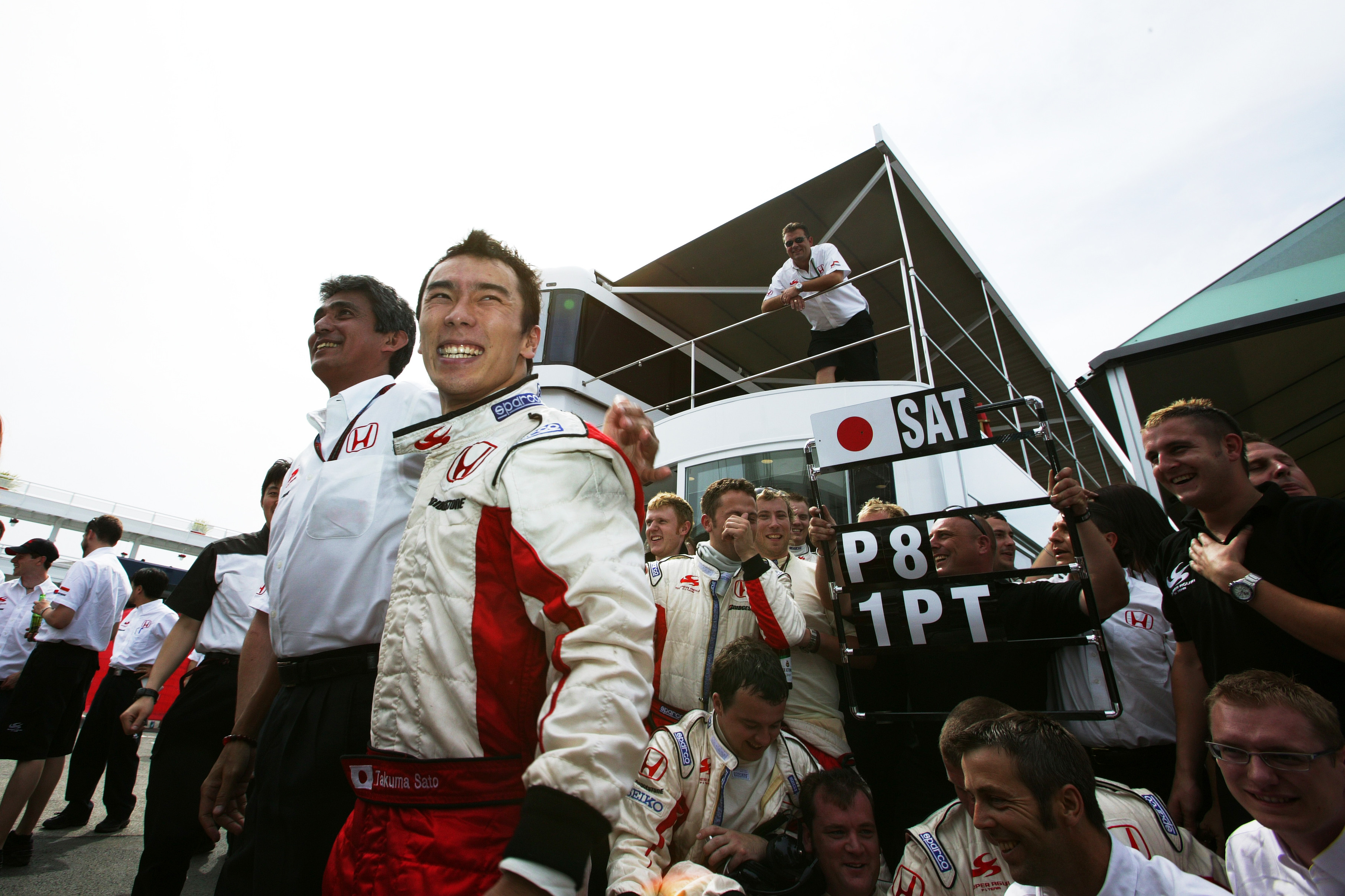 佐藤琢磨　さとう・たくま1977年１月28日生まれ。東京都出身。ホンダの育成ドライバーとしてF1ドライバーの登竜門とされるイギリスF3で日本人初のチャンピオンを獲得し、マカオGPも制する。2002年にジョーダンからデビューし、B・A・R、スーパーアグリで活躍。04年のアメリカGPで３位表彰台を獲得。その後、10年からアメリカのインディカーに参戦し、17年と20年に２度、インディ500を制した。桜井淳雄●撮影　photo by Sakurai Atsuo