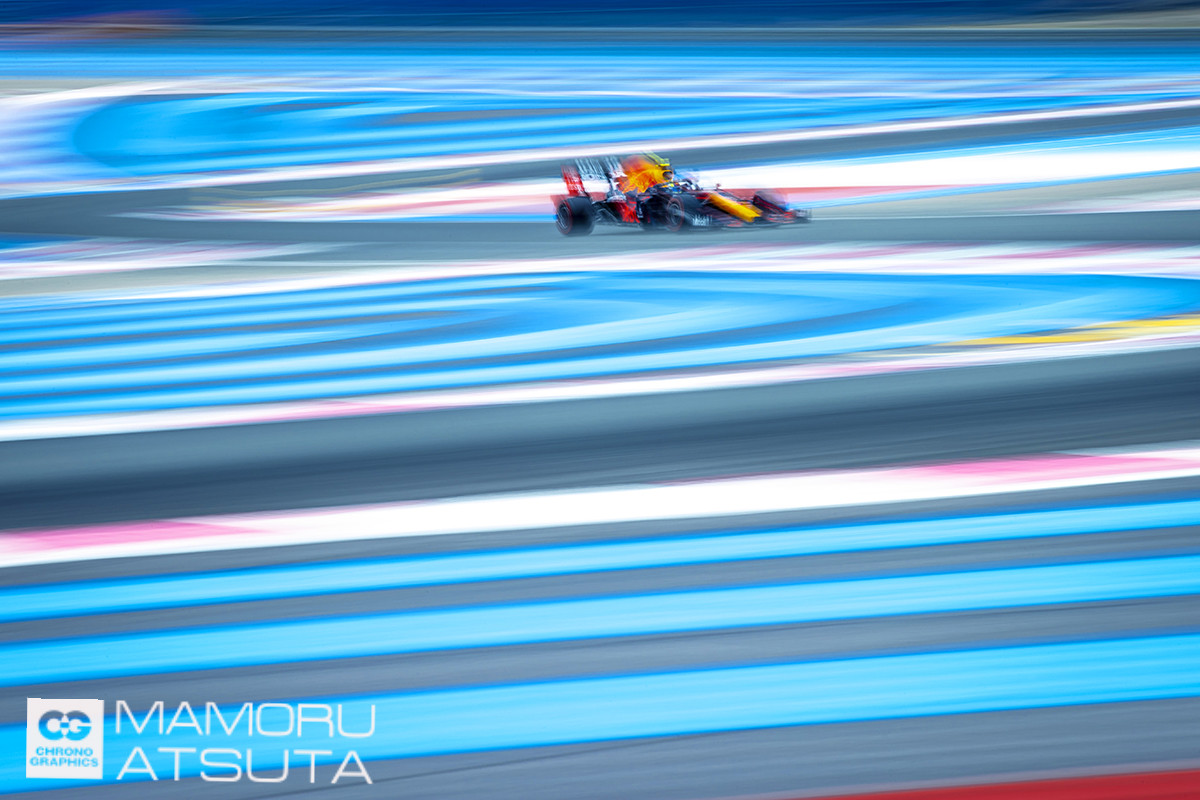 第７戦フランスGP　ランオフエリアに青と赤の縞模様が描かれているのが特徴のポールリカールで開催されたフランスGP。このレースではマックス・フェルスタッペンが残り２周でルイス・ハミルトンを逆転し、３勝目を飾りました。レッドブル・ホンダのパッケージとしての強さを目の当たりにし、タイトル獲得の可能性を感じた１戦でした。（撮影・熱田護）