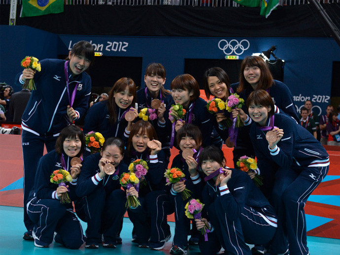 ロンドン五輪で銅メダルを獲得した女子バレー日本代表photo by Ishijima Michi記事を読む＞大友愛はバレー部の娘に伝えた。「比べられるのが嫌だったらやめていい」