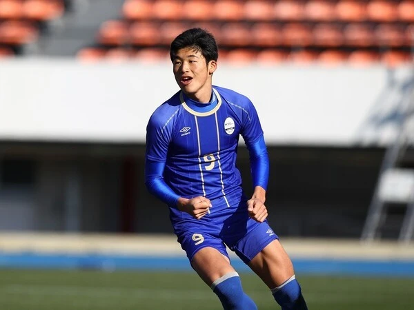 阪南大高から湘南ベルマーレ入りする鈴木章斗photo by Matsuoka Kenzaburo記事を読む>高校サッカー選手権で目を奪われるプレー。Jリーグ入りで即活躍が期待される12人