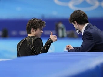 2月10日、フリーに臨む宇野昌磨(左)とステファン・ランビエールコーチphoto by Noto Sunao/JMPA