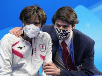 2月10日、フリー後の宇野昌磨(左)とステファン・ランビエールコーチphoto by Noto Sunao/JMPA