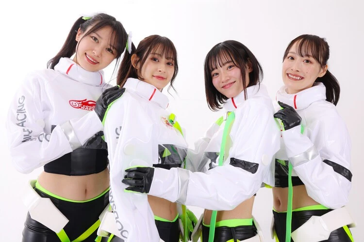 ミクサポメンバーの4人。左から、荒井つかささん、美桜さん、涼雅さん、相沢菜月さんphoto by Orihara Hiroyuki