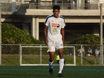 日体大柏のFWオウイエ・ウイリアム photo by Matsuo Yuki