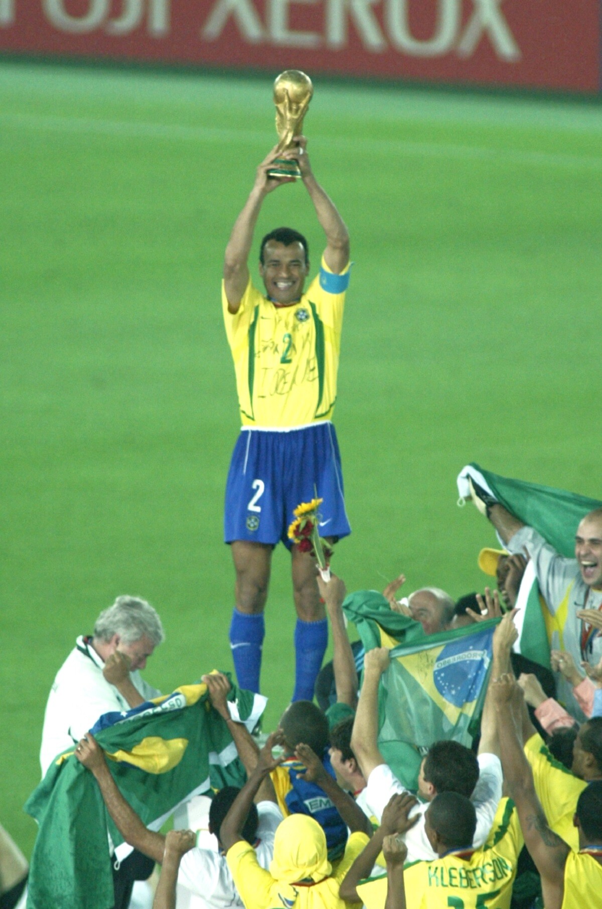 優勝トロフィーを掲げる、ブラジルのキャプテン・カフー【日韓Ｗ杯から20年】2002年のワールドカップでベスト11人＆期待外れだった11人を選出。豪華に見えるのはどちらか＞＞　　photo by Rokukawa Norio