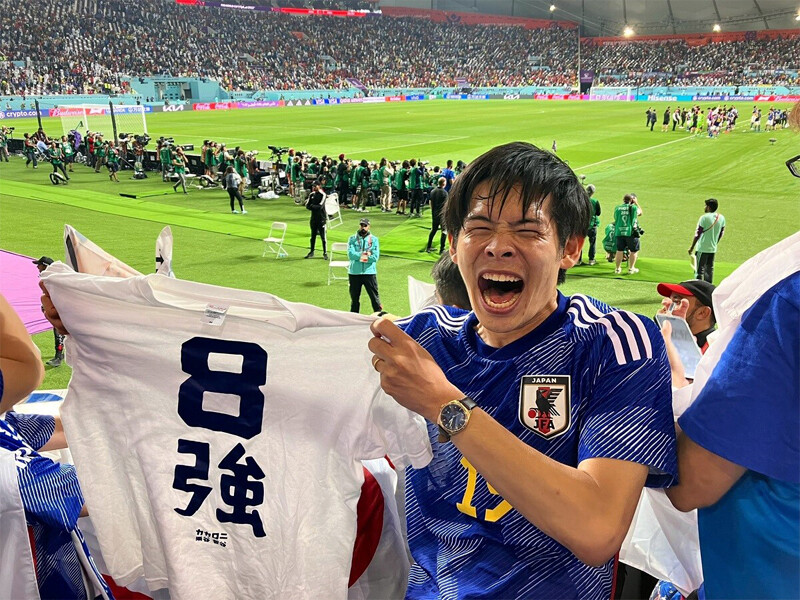 サッカー日本代表をカタール現地で全力応援してきた、カカロニすがやさんカタールＷ杯現地観戦のカカロニすがやがサポーターの熱狂を語る。「あれだけスタジアムが一体となった日本コールは記憶にない」＞＞　　写真：本人提供
