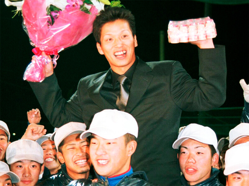 1999年のドラフトでヤクルトから６位指名を受け、念願のプロ入りを果たした本間忠ヤクルトにクラブチーム所属の無名の大工見習いが入団。本間忠はいかにしてプロ野球選手になったのか＞＞　　photo by Sankei Visual