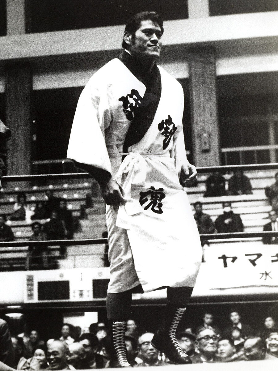 初めて猪木を撮った写真だ。1972年３月23日、新日本プロレス旗揚げオープニングシリーズ第８戦。茨城県立スポーツセンター（水戸）のリングサイドには夢中でカメラを構える高校生がいた