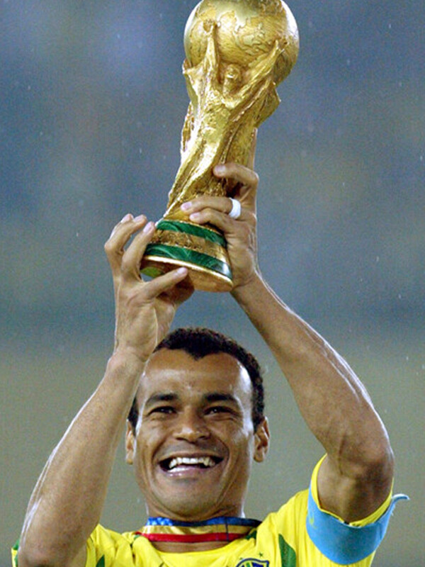 横浜国際競技場で優勝カップを掲げるブラジル代表のカフー「なぜブラジルが世界の頂点に立つことができたのか」。あの日から20年、チームスタッフが見た2002年W杯優勝までの道のり＞＞　　photo by Reuters／AFLO
