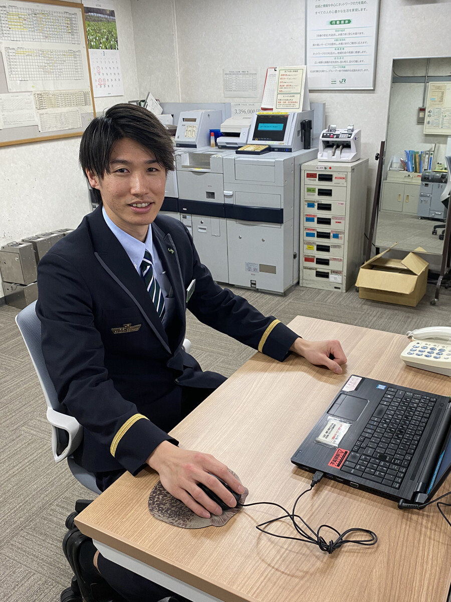 現在、JR東日本の駅員として働いている吉永健太朗さん（写真＝JR東日本提供）※撮影時のみマスクを外しています