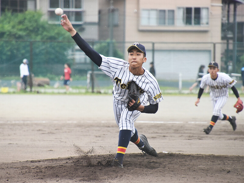 芝草宇宙監督の指導を求め、北海道から新潟にやって来た帝京長岡・茨木秀俊山本昌がドラフト候補11人の好投手を最終チェック。広島、オリックス、日本ハムが公言した１位指名の実力は？＞＞　　photo by Ohtomo Yoshiyuki、Kikuchi Takahiro