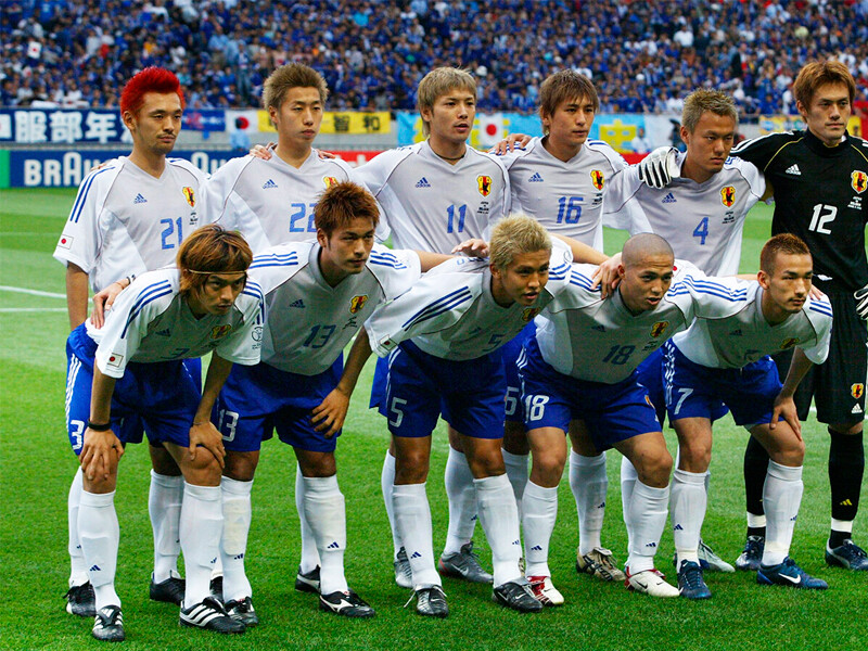 2002年Ｗ杯初戦のベルギー戦に挑んだ日本代表。後列一番左が戸田戸田和幸「最初は強く断った」ボランチ転向。赤髪モヒカン姿で日韓W杯へ挑んだ理由 ＞＞　　photo by AFP/AFLO