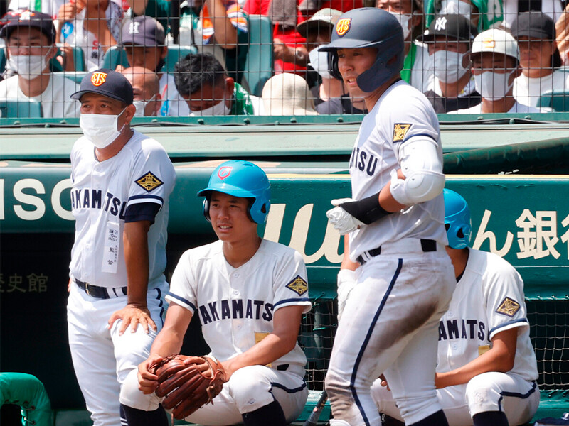 １回戦で２打席連続本塁打を放った高松商業の浅野翔吾（右）と長尾健司監督（左）高校野球の変化とともに勝てなくなっていった四国勢。高松商業が躍進、「守り勝つ野球」の逆襲となるか＞＞　　photo by Ohtomo Yoshiyuki