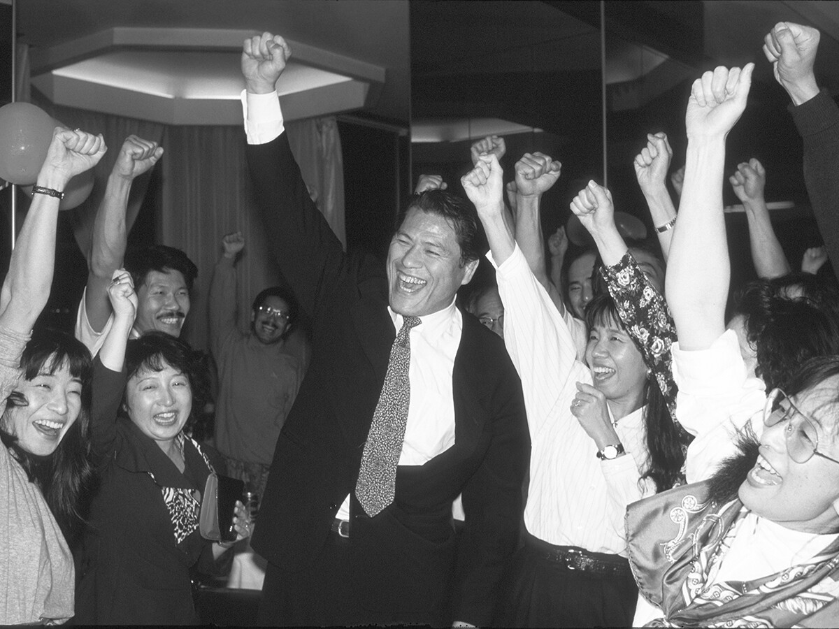 湾岸危機のイラク。日本人人質救出に猪木は立ち上がった。平和の祭典をバグダッドで開催。サダム・フセインは猪木の功績を讃えて、最初に日本人の人質解放を発表した。1990年12月５日