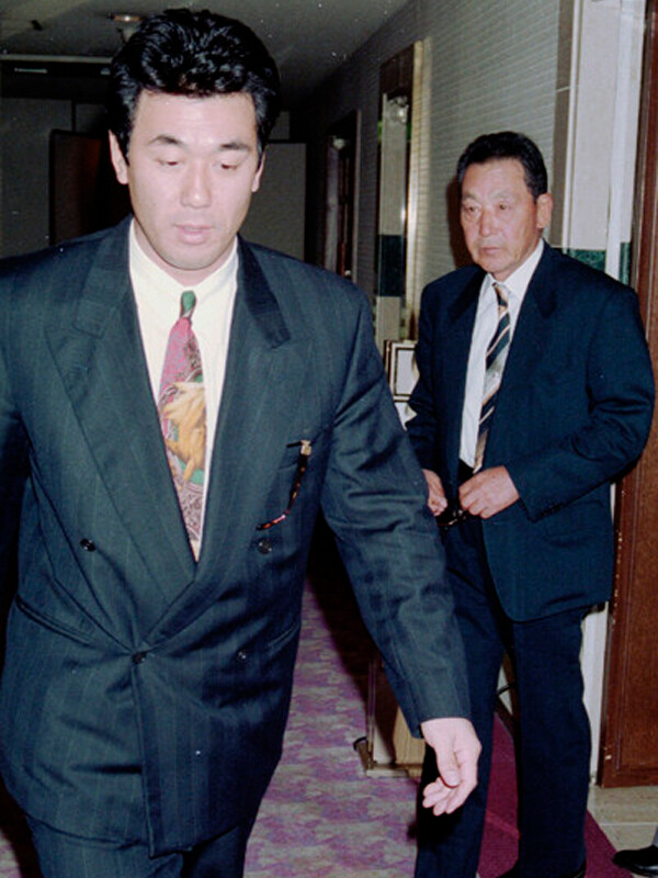 1993年オフ、ダイエーとの入団交渉を終えた松永氏（左）と根本陸夫監督落合博満から「巨人で一緒にやらない？」。FA移籍第１号の松永浩美が明かす、移籍先にダイエーを選んだ理由＞＞　　