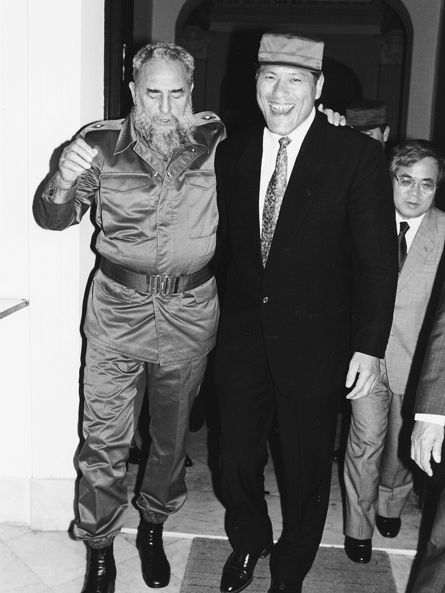 国会議員になった猪木は精力的に世界を飛び回った。キューバのフィデル・カストロ議長とも酒を飲み交わして友人になった。1990年３月22日、ハバナにて