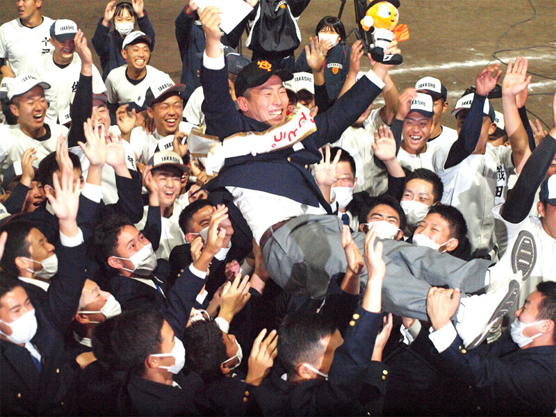 巨人１位指名が決まり、野球部の仲間から胴上げされる浅野翔吾浅野翔吾への期待が確信に変わった瞬間。「この子はスター性がある」、巨人スカウトが明かすドラフト１位指名の裏側＞＞　　photo by Terashita Tomonori