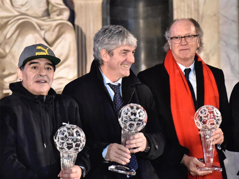 2017年、イタリアサッカー殿堂入りのセレモニーにディエゴ・マラドーナ、パオロ・ロッシらと参加（右）28年前の日本代表監督解任劇。ファルカンは悔しさを露わにして振り返った＞＞　　photo by ANSA／AFLO