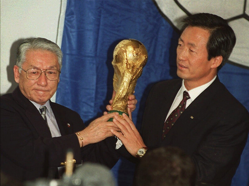 2002年Ｗ杯の日韓共催が決まった直後の日本の長沼健会長（左）韓国の鄭夢準会長（右）【日韓Ｗ杯から20年】FIFA会長の裏切り行為も。招致活動は日本有利で進むも韓国との共催になった理由 ＞＞　　photo by AFLO