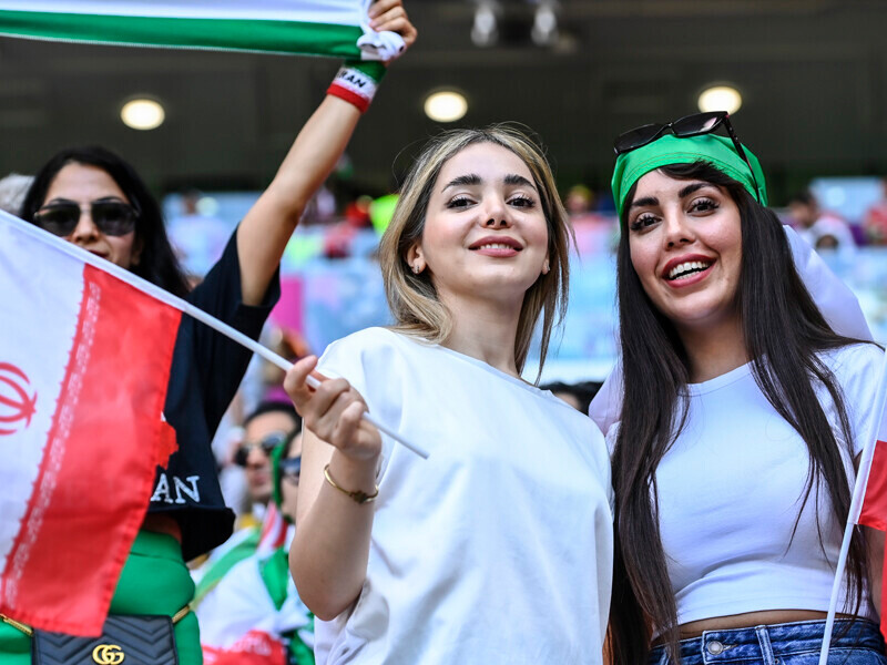 イランの国旗を手に応援する女性サポーターたちカタールＷ杯の女性たち。おとなしくしていたセレブと存在感を発揮したイランサポーター＞＞　　photo by JMPA