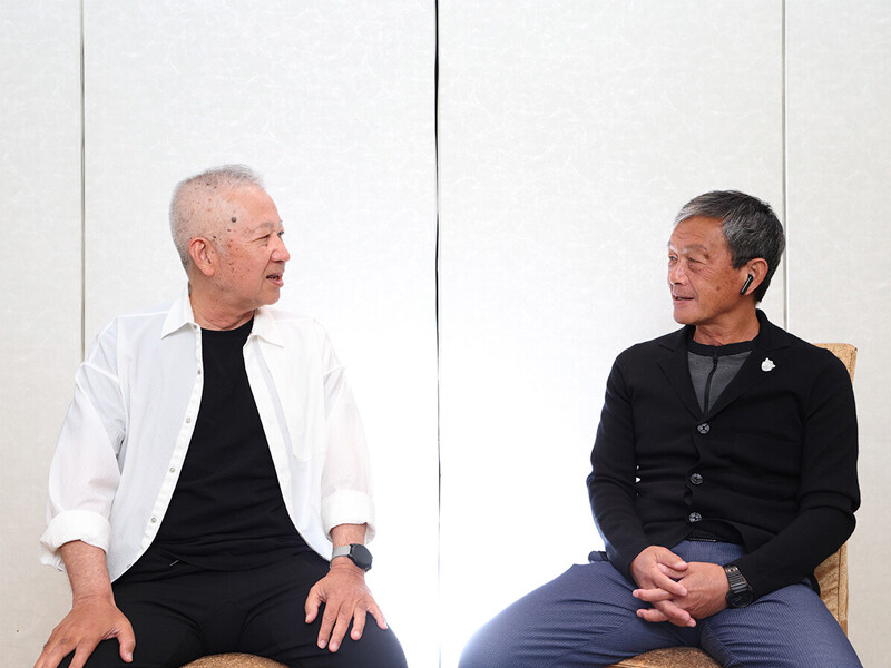 木村和司氏（左）と金田喜稔氏（右）「ポイチに『もっと早く出せ』と言うておく」カタールＷ杯でレジェンド２人が期待するのは「三笘薫」＞＞　　photo by Takahashi Manabu