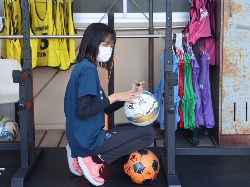 「最初は何をしていいかわからなかった」という、神戸弘陵サッカー部女子マネージャーの平井さんなぜ強豪高校サッカー部に女子マネージャーはいなかったのか。近年は増加傾向、多岐に渡って奮闘中＞＞　　photo by Morita Masayoshi