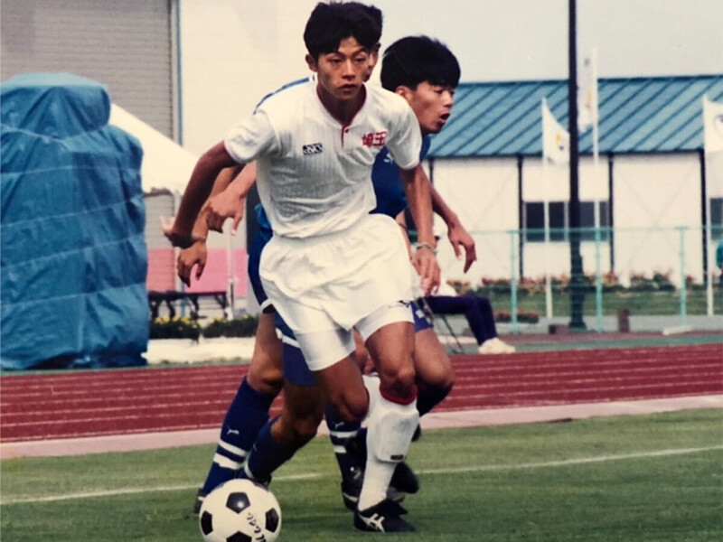 武南高校のエースとして活躍した江原淳史さん。写真は埼玉県代表で国体に出場した時高校サッカー人気絶頂時代のヒーローたちの現在。「今となっては全部、いい思い出」＞＞　　